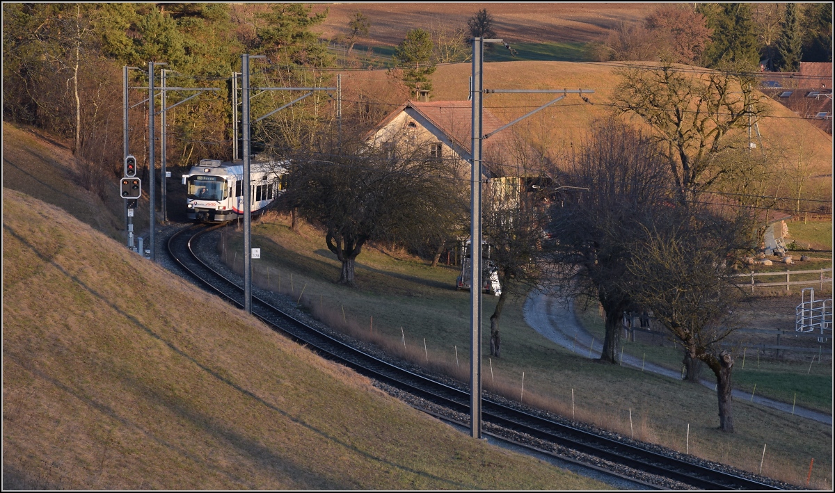 Wynentalbahn mit Triebzug der neuesten Generation bei Zetzwil, Dezember 2016.