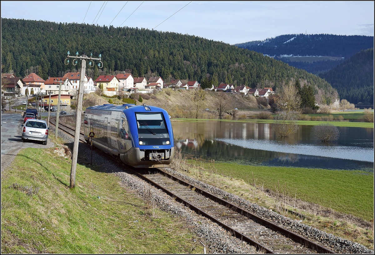 X 73754 bei der Einfahrt nach Morteau. April 2018.