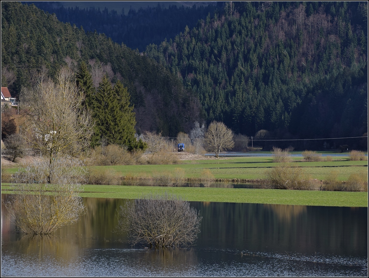 X 73754 bei der Einfahrt nach Morteau. Im Vordergrund der über die Ufer getretene Doubs. Das kommt seinem Spitznamen Blauwal doch ein wenig entgegen. April 2018.