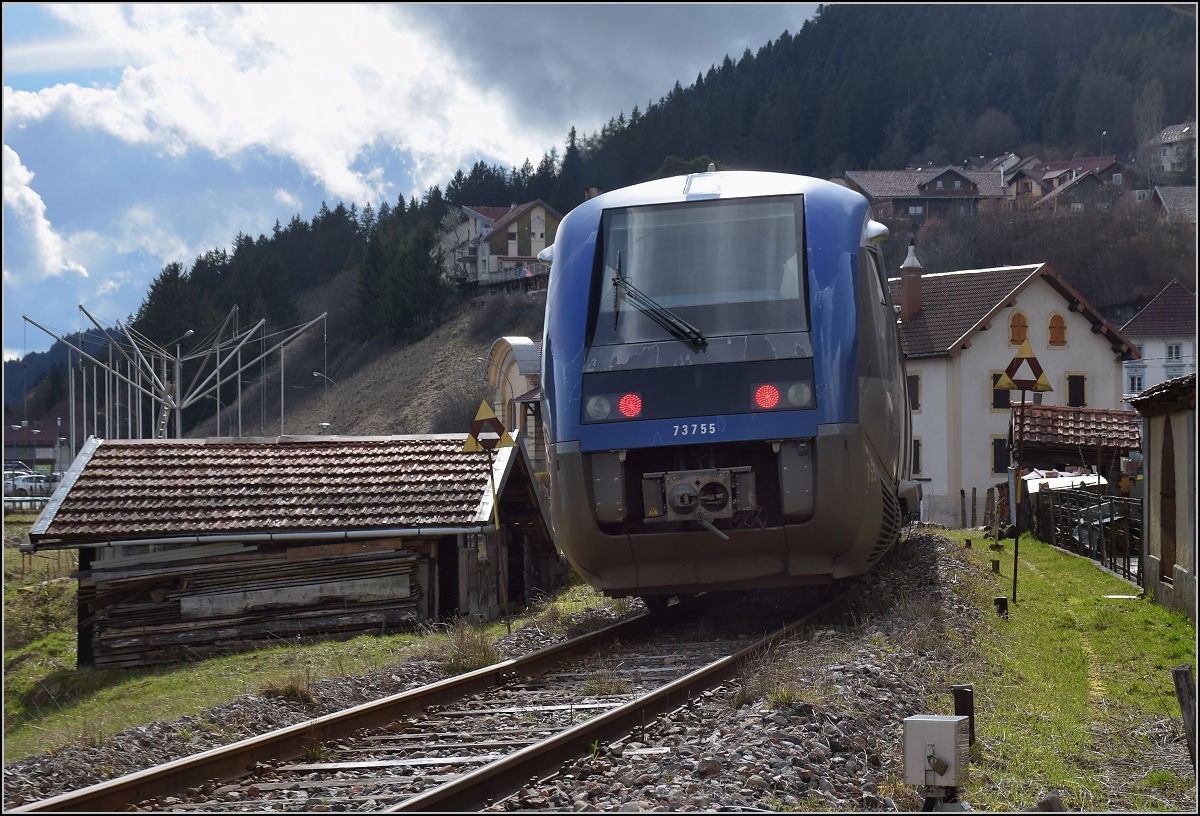 X 73755 bei der Ausfahrt aus Morteau. April 2018.