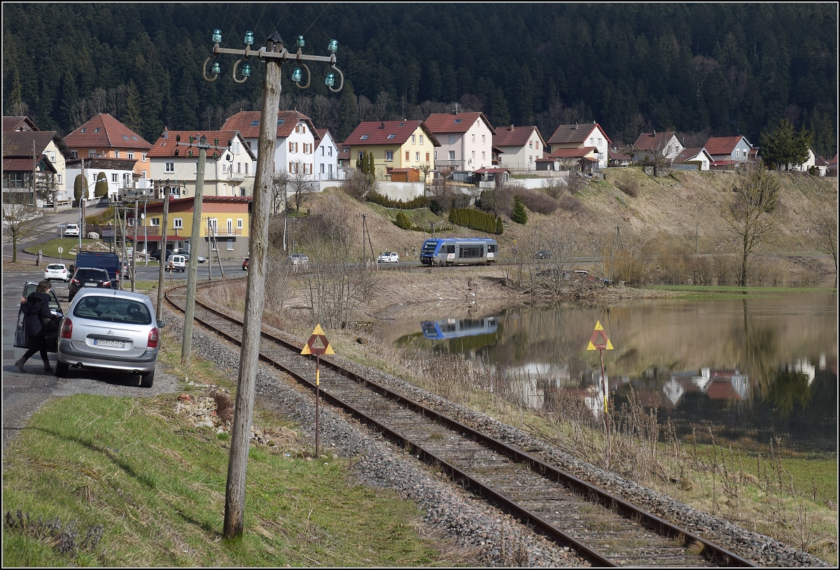 X 73755 bei der Einfahrt nach Morteau. Im Vordergrund der über die Ufer getretene Doubs. Herrlich der Anblick der noch vorhandenen Telegrafenmasten. April 2018.