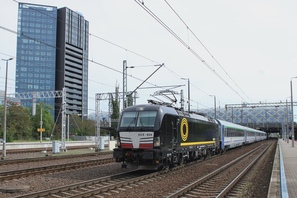 X4E-634 verlasst mit ein EuroCity nach gdynia am 5 Mai 2024 Poznan GLowny.