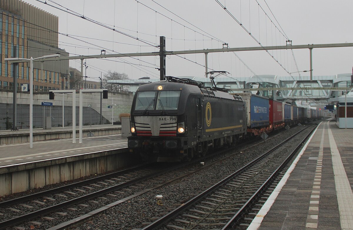 X4E-796 durchfahrt mit der LTE Poznan KLV Arnhem centraal auf den Weg nach Waalhaven-Zuid.