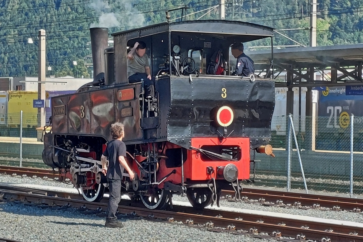 Zahnrad-Dampflok Nr. 3; Georg;  rangiert im Bahnhof von Jenbach. 20.08.2024
Gebaut von der Wiener Lokomotiven Fabrik; BJ 1888-1889; Bauart Bzt-n2; Leistung 180 PS; Spurweite 1000 mm; Verbrauch 350 kg Kohle und 3 qm Wasser fr Hin und Rckfahrt der ca. 7 km langen Strecke.
(Homepage der Achenseebahn)
