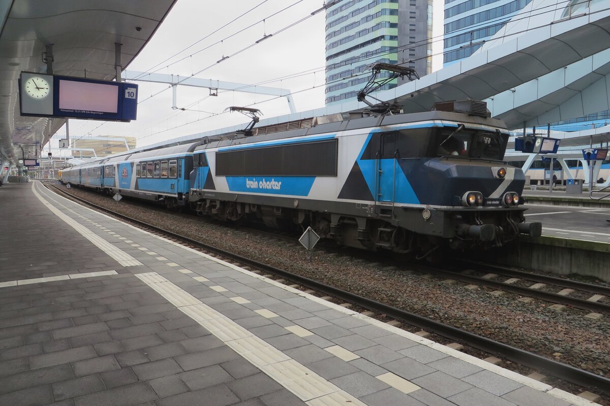 Zeit zum Essen in Arnhem am 14 November 2021 mit der Dinner Train von TCS (ex-Rail Promo) mit 102001 (ex NS 1635, ex Bentheimer Eisenbahn 1835) an der Spitze.