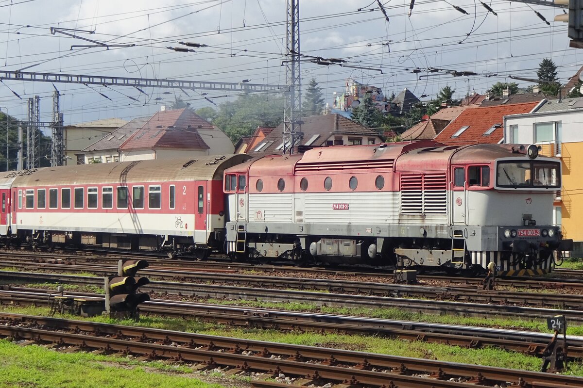 ZSSK 754 003 verlässt am 27 Augustus 2021 Bratislava hl.st.