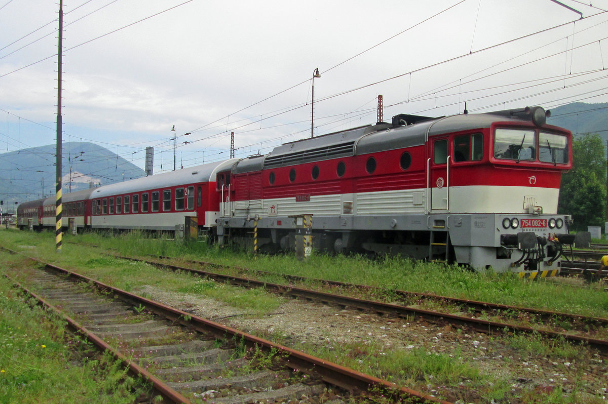 ZSSK 754 082 hat Pause am 30 Mai 2015 in Vrutky.