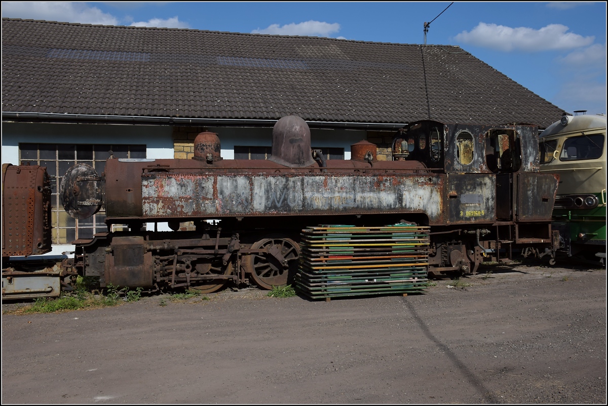 Zu Armins Bildern von der Brohltalbahn noch eine indirekte Verbindung zu den Schmalspurbahnen der Schweiz als Ergänzung.

Die Brohltalbahn hat vorläufig noch eine weitere Malletlok vor dem Schneidbrenner gerettet. Es handelt sich um die CP 168, Schwesterlok der CP 164 von La Traction in den Freibergen. Bei dieser Maschine kann man ermessen, wieviel Arbeitsstunden in der CP 164 von La Traction stecken müssen. Es dürfte weltweit die Dampflokbaureihe mit dem höchsten Anteil erhaltener Loks sein. Ich meine 8 von 10 Loks sind noch erhalten. Eine weitere Besonderheit ist teilweise angebracht. Diese Dampfloks hatten bereits zu ihrer Dienstzeit in Portugal eine NVR-Nummer vergeben bekamen. Die Nummer dürfte (94 90) 3 069 168-5 gewesen sein. Die Länderkennziffer wurde erst im letzten Jahrzehnt von den ersten beiden Stellen verdrängt. Brohl, September 2018.
