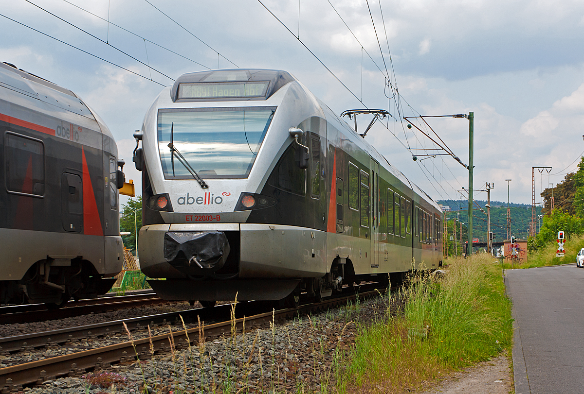 
Zugbegegnung in Siegen-Weidenau am 03.06.2014...
Während der ET 23 002  Märkischer Kreis  der Abellio Rail NRW GmbH, als RE 16  Ruhr-Sieg-Express , nun gleich seine Endstation den Hauptbahnhof Siegen erreicht, hat der ET 22 003  Essen  ein 2-teiliger Stadler Flirt der Abellio Rail, den Hauptbahnhof Siegen, als RB 91  Ruhr-Sieg-Bahn  Hagen - Finnentrop - Kreuztal - Siegen, gerade seine Fahrt begonnen und rauscht nun in Richtung Hagen los. Nächster Halt für ihn ist der Bahnhof Siegen-Weidenau (früher Hüttental-Weidenau). 

Die FLIRT´s befahren hier die KBS 440  Ruhr-Sieg-Strecke  Hagen - Siegen, hier zwischen Siegen Hbf und Weidenau die DB-Streckennummer 2880. 

Hinweis: Die Aufnahme entstand von der öffentlichen Straße aus, direkt Bahndamm.