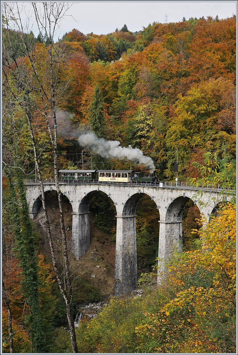 Zum Saison Ende bei der Blonay-Chamby Bahn gab es nochmals viel Betrieb und eine Menge Dampf. Die G 3/3 N° fährt mit ihrem kurzen Zug behutsam über die lädierte Brücke über die Baie de Clarens. 

27. Okt. 2019