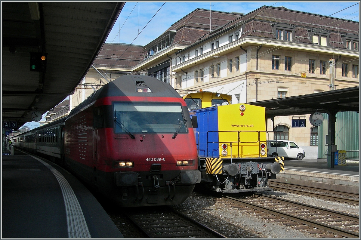 Zwar etwas  Motiv verdeckt  aber immerhin schöne bunt: hinter der SBB Re 460 089-6 steht die Am (98 855) 847 906-5 (CH-WRSCH) in Lausanne auf Gleis 2.
28. März 2015 
