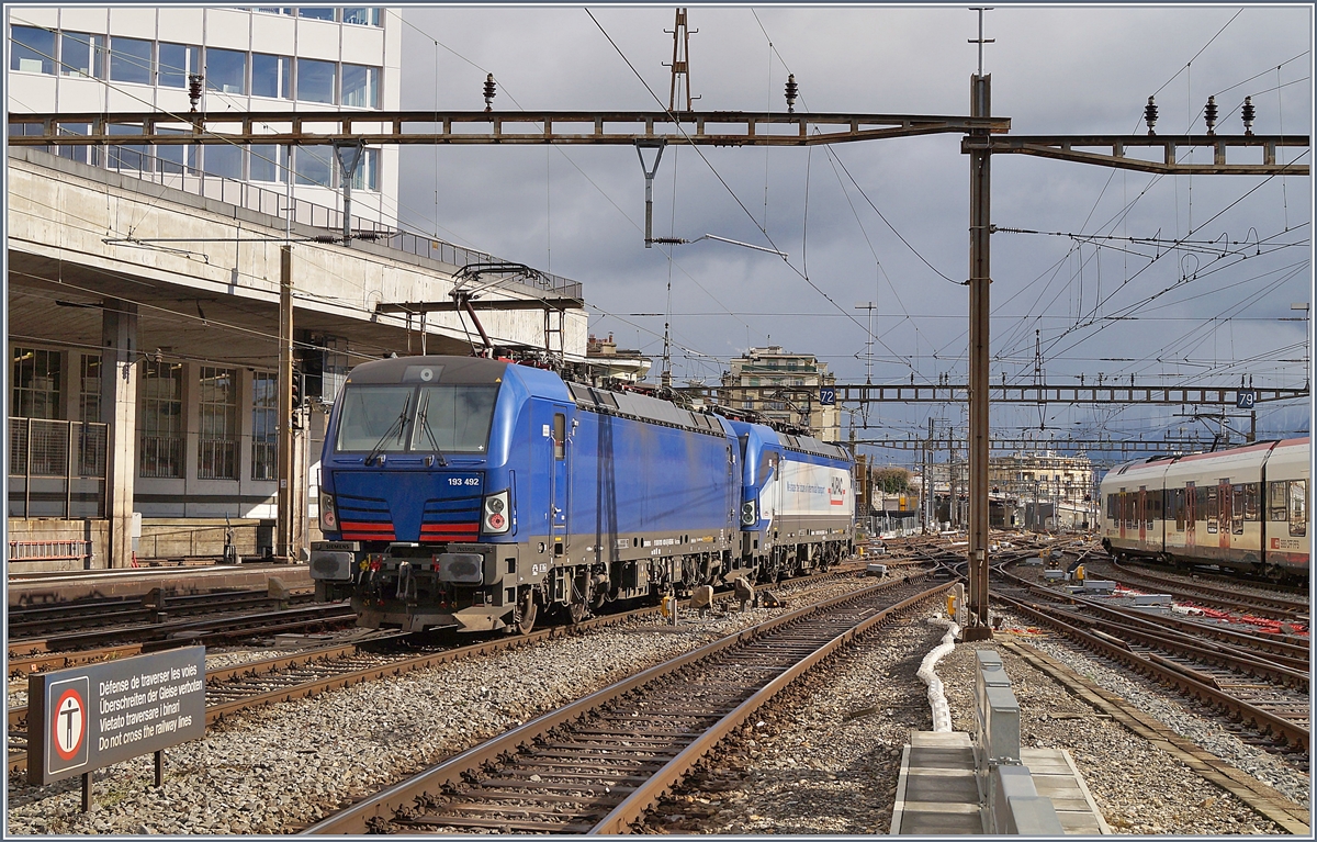 Zwar verkehren RailCare Rem 476 von Genève nach Vufflens-la-Ville und weiter dem Jurasüdfuss entlang, aber in Lausanne sind Vectron-Loks ziemlich selten. Um so mehr freute ich mich, auf Gleis 2 gleich zwei dieser zwar modernen, aber doch formschönen Loks zu sehen: die 193 490 und die 193 492 verlassen Lausanne in Richtung Wallis.

26. Februar 2020