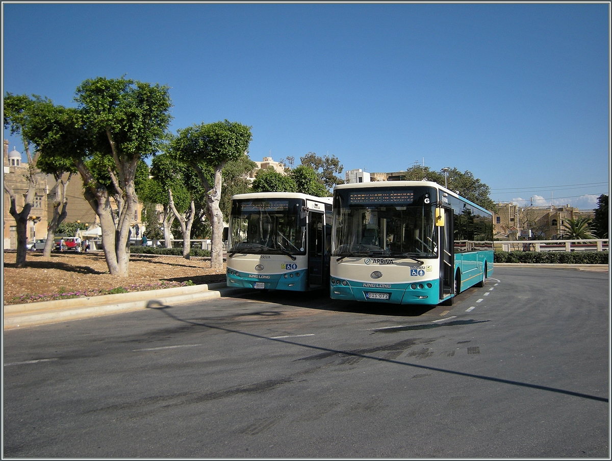 Zwei Arriva Buse im Busbahnhof von Victoria (Gozo). 
22.09.2013