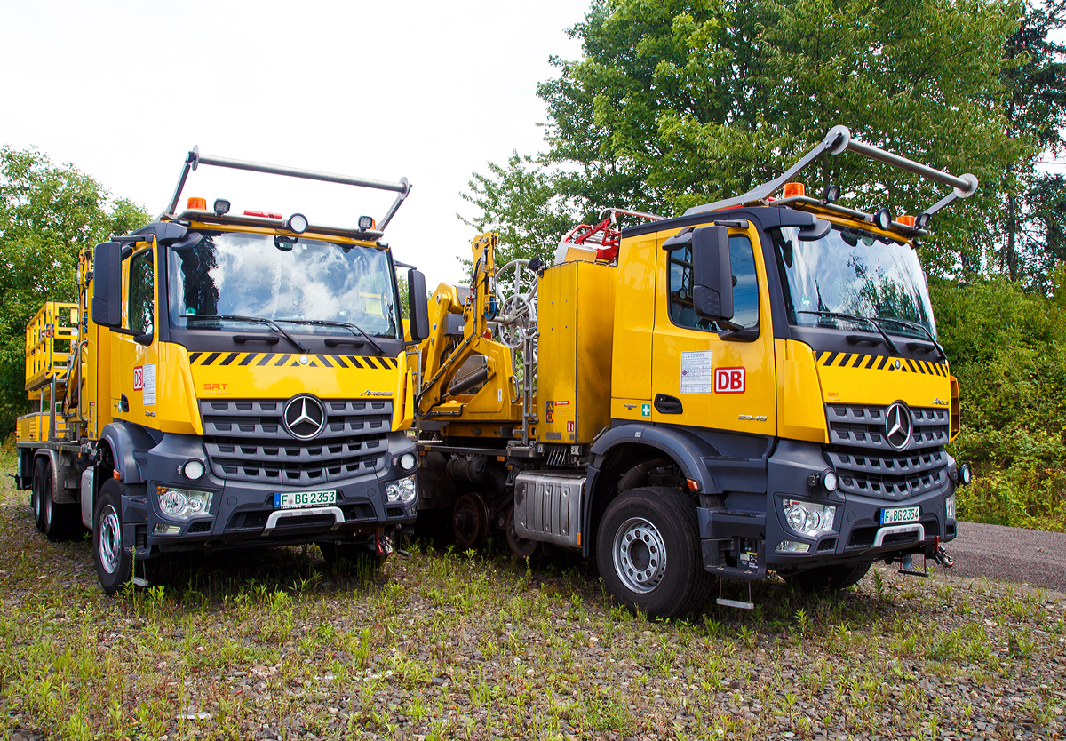 
Zwei baugleiche Zweiwegeturmwagen bzw. ZW Daimler AROCS 3345 mit Hubarbeitsbühne (ZW OMF 3T-L), hydraulischem selbstaufnehmenden Trommelbock und Hubarbeitsbühne, Schweres-Nebenfahrzeug-Nr. 99 80 9906 976-2 (KFZ-Kennzeichen F-BG 2353) und 99 80 9906 977-0 (KFZ-Kennzeichen F-BG 2354), beide der DB Bahnbaugruppe abgestellt am 30.07.2017 in Unkel (Rhein).

Die Fahrzeuge besitzen zwei hydraulisch absenkbare Drehgestelle, bei dem alle Räder einzeln hydraulisch angetriebenen (über Innenverzahnung und Hydromotor) werden. Zweiwegeeinrichtung, wie auch der Aufbau wurden 2017 von der SRT Schörling Rail Tech GmbH (zur ZAGRO Group) in Sehnde gebaut. 

Die Fahrzeuge haben jeweils einen Trommelbock, sowie einen (Prüf)-Stromabnehmer zum Prüfen der Fahrleitungslage.

Das Basisfahrzeug (LKW) ist jeweils ein dreiachsiger Mercedes-Benz Arocs 3345 mit 33 t zulässigem Gesamtgewicht. Angetrieben von einem 12,8 l wassergekühlten Mercedes-Benz Reihensechszylinder- Dieselmotor mit Common-Rail- Direkteinspritzung und Turbolader vom OM471, mit einer Leistung von 330 kW (449 PS) PS) – Maximales Drehmoment 2.200 Nm, EURO 6.

TECHNISCHE DATEN (Schiene):
Spurweite: 1.435 mm 
Achsfolge: Bo´Bo´
Eigengewicht: 25,5 t
Nutzlast: 2,5 t
Anhängelast: 60 t
Bremse: hydrostatisch und Eisenbahnwagenbremse 
Zur Mitfahrt zugel. Personenzahl: 1 (und Fahrer)
Höchstgeschwindigkeit (Hg): 25 km/h 
Höchstgeschwindigkeit (Straße): 80 km/h
