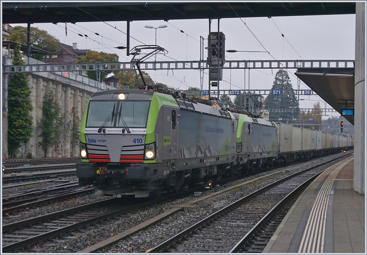 Zwei BLS Re 475, mit der fhrenden Re 475 010, warten mit einem langen Gterzug in Spiez auf die Weiterfahrt Richtung Sden. 
9. Nov. 2017