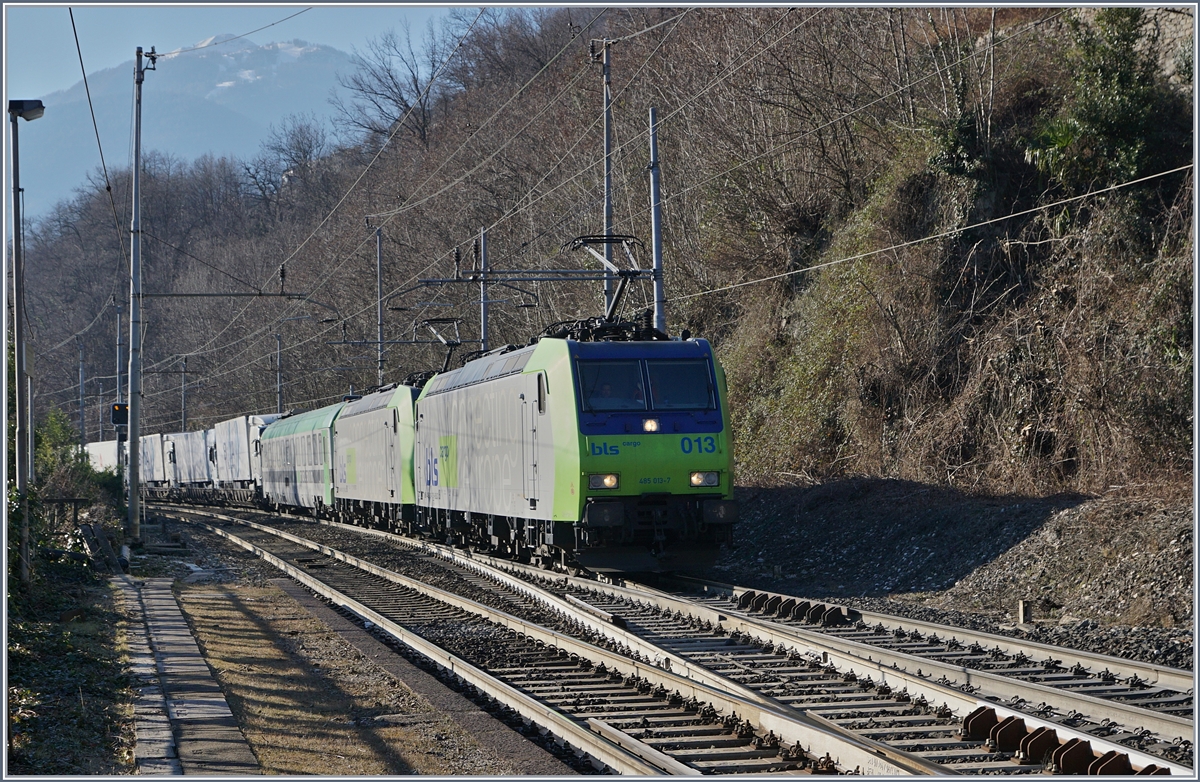 Zwei BLS Re 485 erreichen mit einer RoLa nach Freiburg im Breisgau Preglia.
7. Jan. 2017