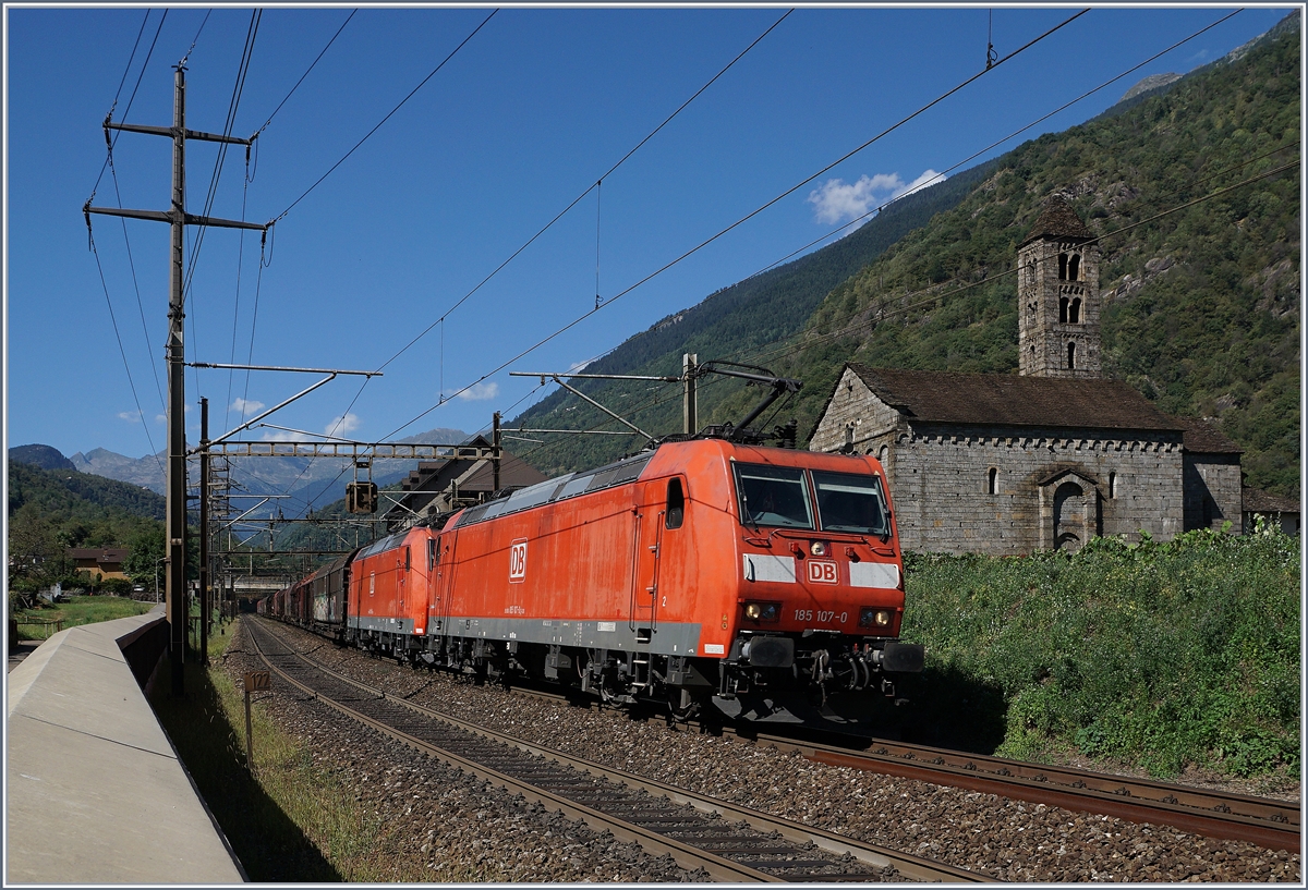 Zwei DB 185 fahren mit ihrem Güterzug an der im 12. Jahrhundert erbauten wunderschönen Kirche von San Nicola in Giornico vorbei.
7. Sept. 2016