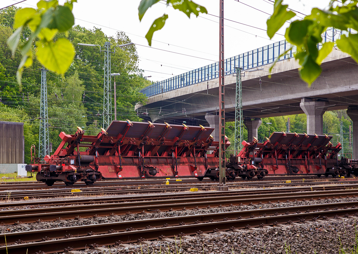 Zwei Drehgestellflachwagen fr den Transport von Blechtafeln der Gattung Slps-u 725, (von links 31 80 4726 136-3 D-DB und 31 80 4726 139-7 D-DB), der DB Cargo Deutschland AG abgestellt am 31.05.2019 beim Rbf Kreuztal, beladen mit Stahlblechen (Grobblechen).

Der Slps-u 725 ist ein Schrglader und besonders fr den Transport von Groblechen bis zu einer Breite von 5,50 m geeignet. Durch die Schrgstellung der Ladegerste knnen Bleche bis zu 3.970 mm ohne Lademaberschreitung befrdert werden.

Technische Daten (je Wagen):
Achsanzahl: 4
Drehzapfenabstand: 17.000mm
Achsabstand im Drehgestell: 1.800 mm
Lnge ber Puffer: 22.040 mm
Max. Ladelnge: 19.000 mm
Eigengewicht: ca. 32,5 t
Kleinster befahrbarer Radius:
Ladegerst waagerecht und bis 44 geneigt 60 m
bis 46 geneigt 75 m
bis 48 geneigt 90 m
bis 50 geneigt 140 m
Lastgrenze bei Streckenklasse D: 57,5 t
