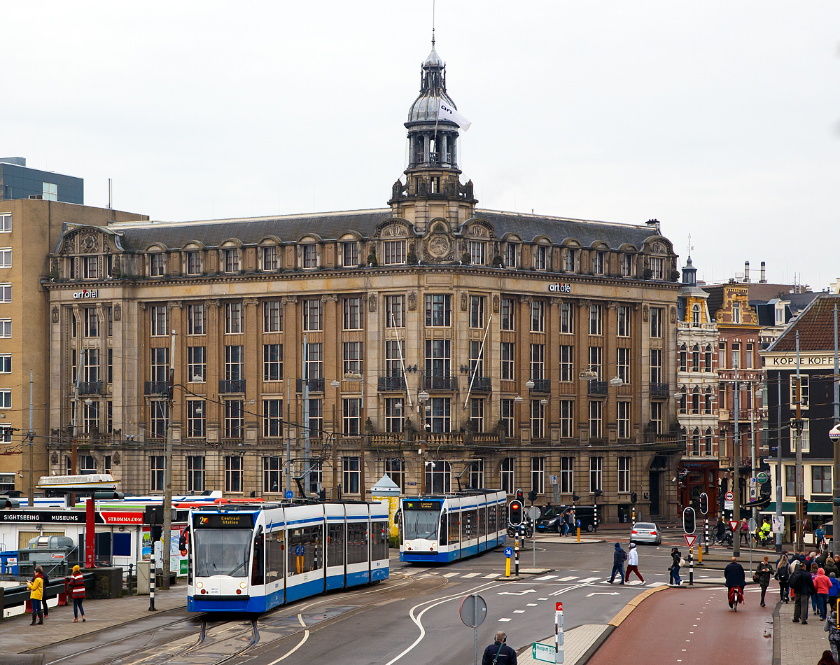 
Zwei fünfteilige Siemens Combino Advanced (GVG 2026 und 2018) am 31.03.2018 vor dem Bahnhof Amsterdam Centraal (CS).