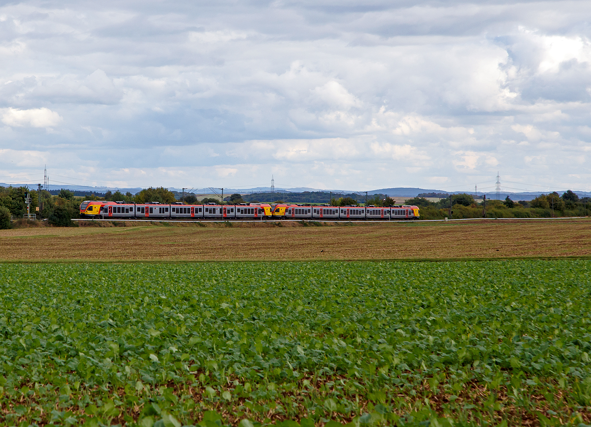 Zwei gekoppelte 5-teilige Stadler FLIRT (BR 429) der HLB (Hessischen Landesbahn) fahren am 02.10.2016 als RE 99  Main-Sieg-Express   Frankfurt am Main - Gieen - Kassel bzw. Siegen (Umlauf HLB24464 und HLB24964), hier zwischen Ober- und Nieder-Mrlen auf der KBS 630 (Main-Weser-Bahn), in Richtung Gieen. In Gieen werden die Zuge dann geflgelt, der vordere Zugteil fhrt weiter in Richtung Kassel und der hintere Zugteil in Richtung Siegen.