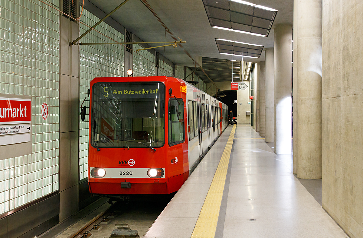 Zwei gekoppelte zweiteilige Stadtbahn-Gelenktriebwagen vom Typ DUEWAG B80D der KVB (Klner Verkehrs-Betriebe AG) haben am 08.03.2015 als Linie U 5 die Endstation Heumarkt erreicht. 

Diese sechsachsigen (Achsformel B'2'B') haben jeweils nur einen Fahrerstand und werden (wie hier) i.d.Regel Heck-an-Heck gefahren. Die zwischen 1987 und 1992 von DUEWAG gebauten Wagen haben Drehstromantriebe (2235 kW = 470 kW) und eine Hchstgeschwindigkeit von 80 km/h. 