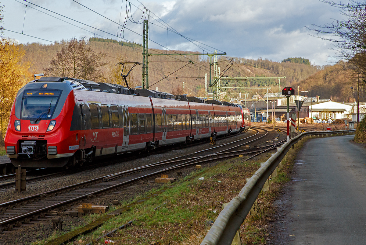 Zwei gekuppelte Bombardier Talent 2 der DB Regio NRW fahren am 05.02.2022, als RE 9 - Rhein Sieg Express (RSX) Siegen – Köln – Aachen, durch Scheuerfeld (Sieg) in Richtung Köln. 