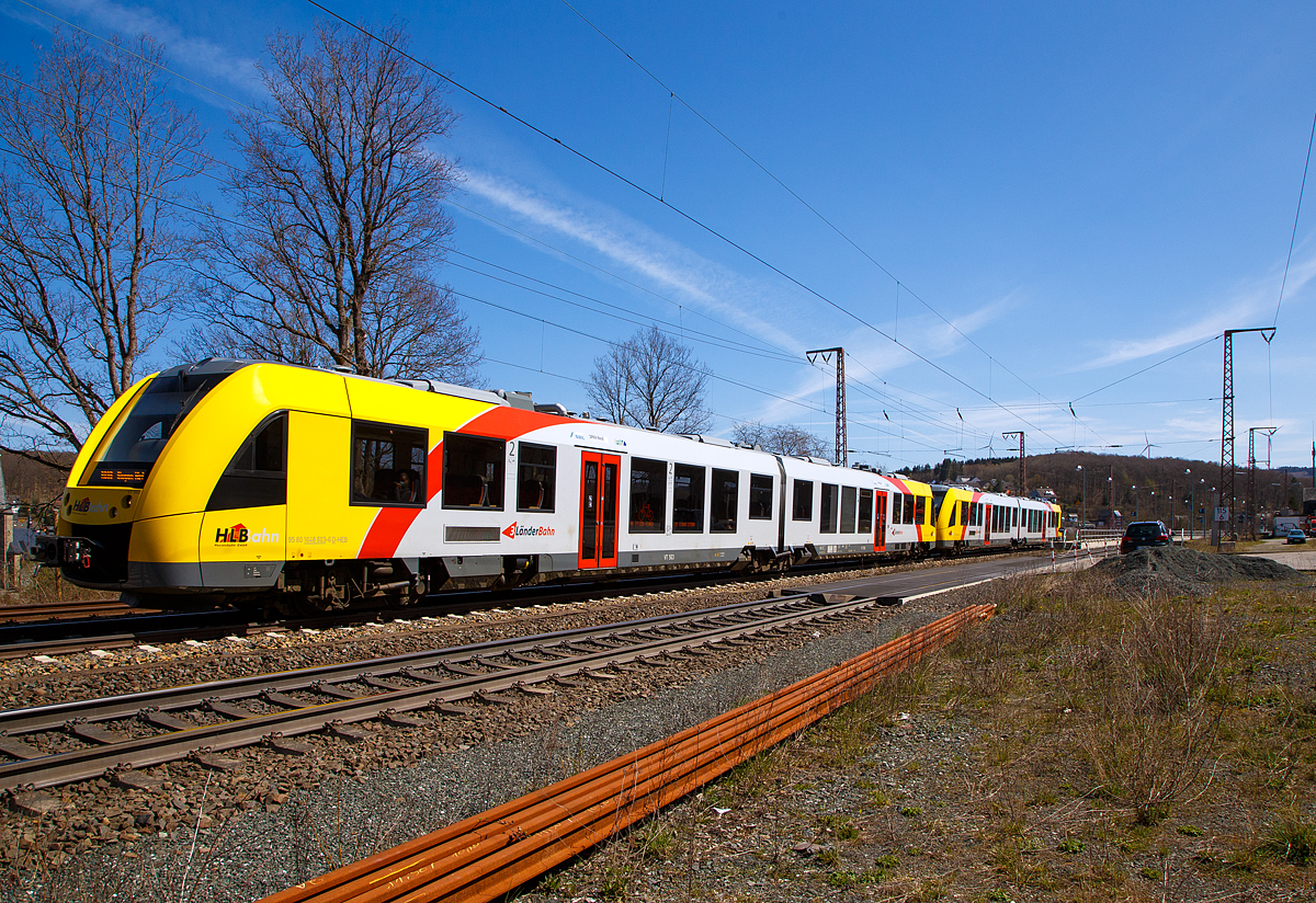 Zwei gekuppelte Dieseltriebzüge vom Typ Alstom Coradia LINT 41 der neuen Generation / neue Kopfform, der HLB (Hessische Landesbahn GmbH), fahren am 22.04.2021, als RB 95  Sieg-Dill-Bahn  Dillenburg – Siegen, von Rudersdorf (Kreis Siegen) weiter in Richtung Siegen. Vorne der VT 503 (95 80 1648 103-7 D-HEB / 95 80 1648 603-6 D-HEB) und dahinter der VT 501 (95 80 1648 101-1 D-HEB / 95 80 1648 601-0 D-HEB).