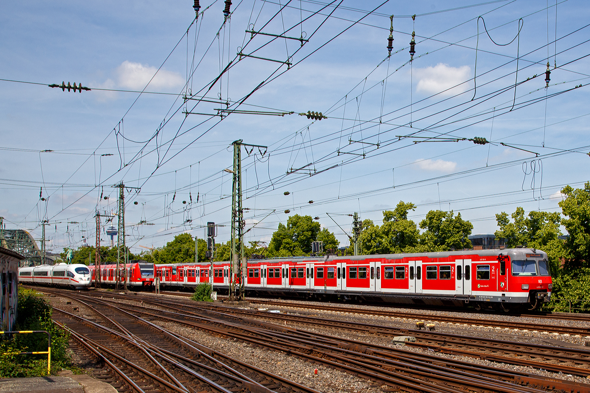 
Zwei gekuppelte ET 420 der S-Bahn Köln erreichen am 01.06.2019 den Bahnhof Köln Messe/Deutz.