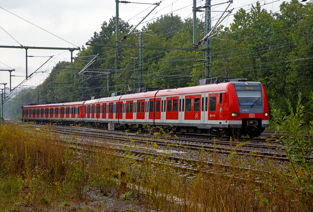 
Zwei gekuppelte ET 423 (423 695-6 / 423 195-7 und 423 042-1 / 423 542-0) der S-Bahn Köln erreichen am 17.08.2020, bei Gewitter, ihre Endstation Au (Sieg).