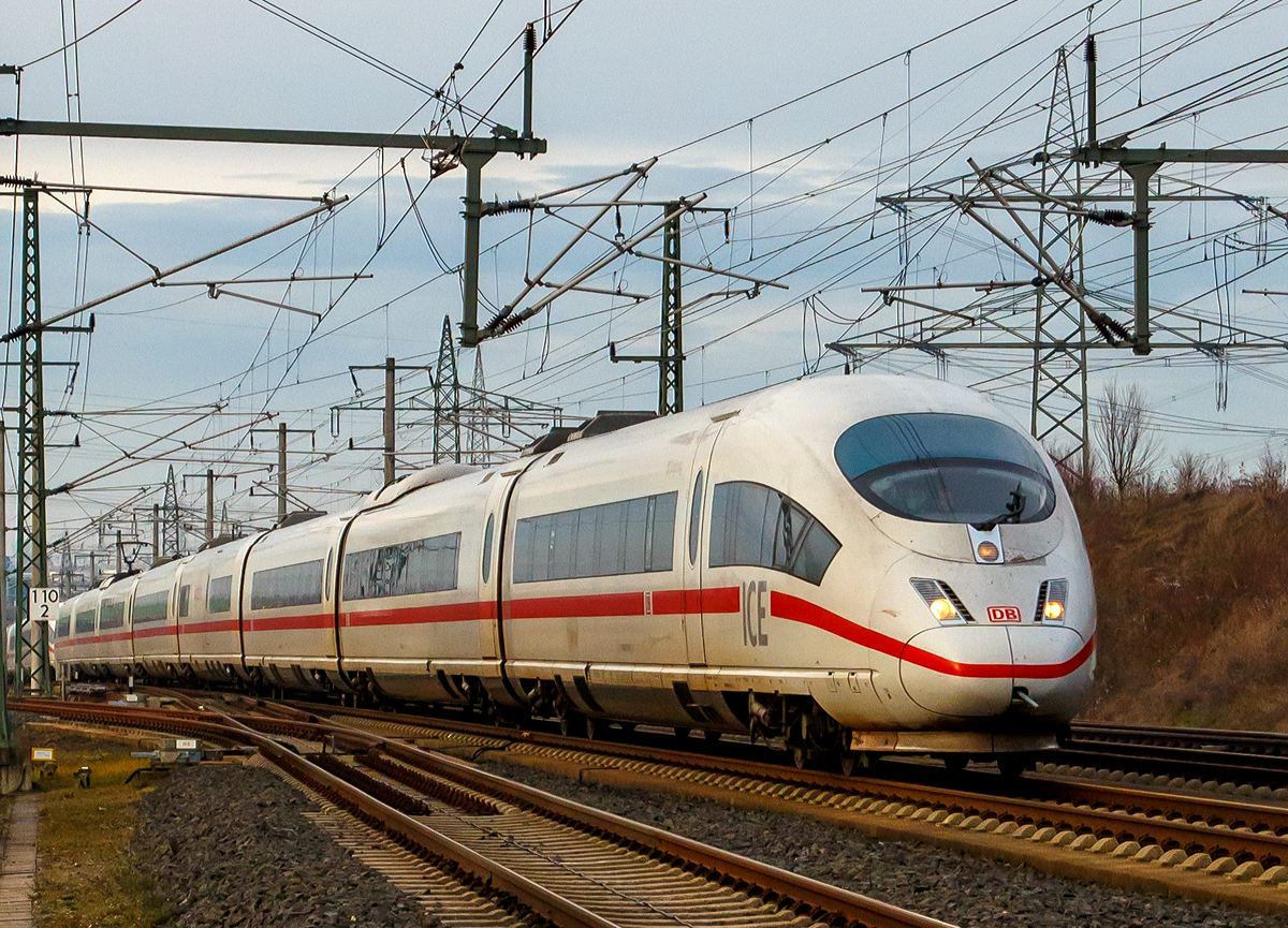 
Zwei gekuppelte ICE 3 der Baureihe 403 rauschen am 27.12.2018 mit ca. 300 km/h durch Limburg Süd in Richtung Frankfurt am Main.