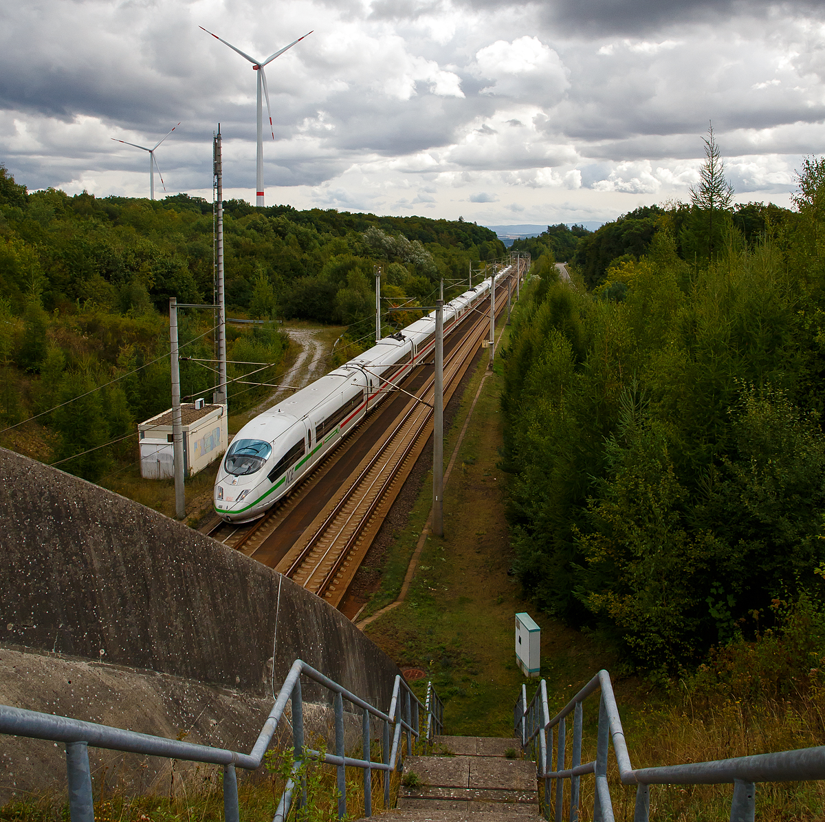 
Zwei gekuppelte ICE 3, vorne 403 057-3 - TZ 357    Esslingen am Neckar  und ein weiterer, fahren am 29.08.2020  in Richtung Köln und verschwindetn bald in dem 1.110 m langen Tunnel Elzer Berg. Hier  auf der Schnellfahrstrecke Köln–Rhein/Main (KBS 472) wird mit ca. 300 km/h gefahren.