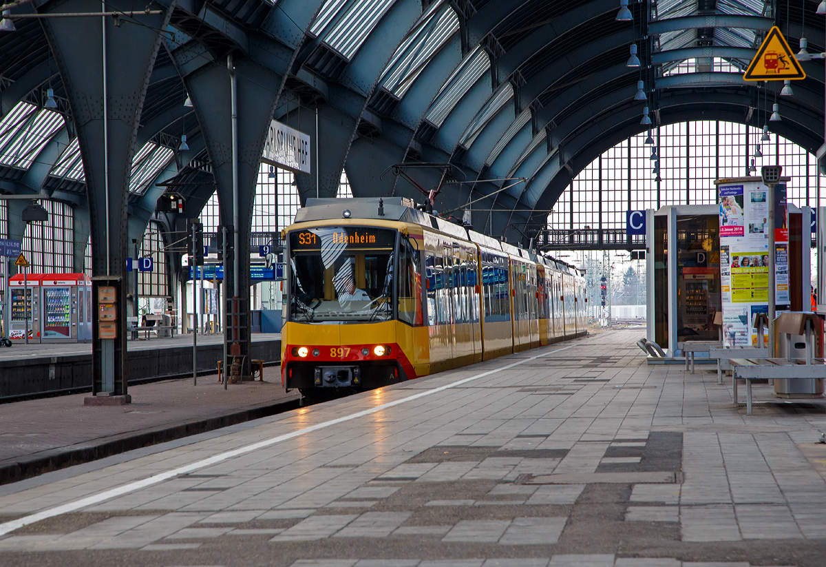 
Zwei gekuppelte Zweisystem-Stadtbahnfahrzeuge vom Typ DUEWAG GT8-100D/2S-M der AVG Albtal-Verkehrs-Gesellschaft mbH (AVG 897 und AVG 896, beide mit Dachrandverglasung) stehen am 16.12.2017 im Hauptbahnhof Karlsruhe, als S31 nach Odenheim, zur Abfahrt bereit. Bevor wir einsteigen mußte ich aber erst ein Bild machen.