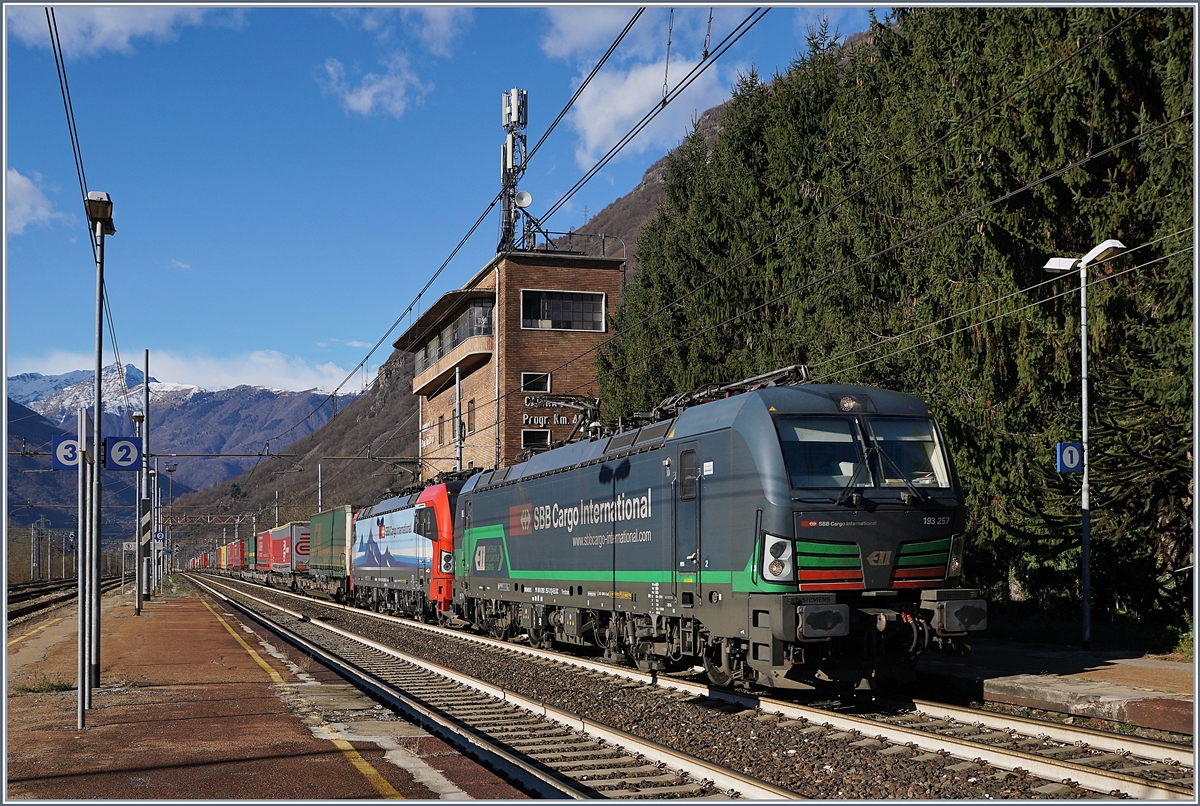 Zwei SBB Cargo International Re 193 sind in Premosello auf der Fahrt Richtung Süden.
4. Dez. 2018