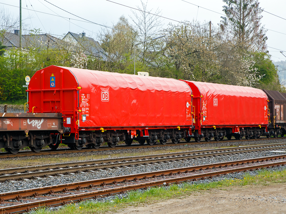 Zwei sechsachsige Drehgestell-Flachwagen mit verschiebbarem Planenverdeck und Lademulden fr Coiltransporte, 31 80 4876 521-4 D-DB und 31 80 4876 708-7 D-DB, der Gattung Sahimms-tu 902, der DB Cargo am 13.04.2019 im Zugverband bei der Durchfahrt in Mudersbach/Sieg.

Der Wagen ist fr die Befrderung von schweren witterungsempfindlichen Blechrollen bestimmt. Dieser Spezialwagen besitzt Stirnwnde und sieben fest im Untergestell eingebaute Mulden. Die Wagenabdeckung erfolgt mit einer PVC-beschichteten Gewebeplane, die auf 11 Rohrrahmen aufliegt. ber Laufwagen ist das Planendach in Wagenlngsrichtung verschiebbar. Die Verriegelung des Planendaches an den Stirnwnden erfolgt ber eine 4-Punkt-Zentralverriegelung, die sowohl vom Erdboden als auch von der Rampe aus bedient werden kann. Das Planendach lsst sich an einem Wagenende so weit zusammenschieben, dass ca. 2/3 der Ladeflche zur Beladung freigegeben wird. Zwischen den Spriegeln sind Hilfsspriegel so angeordnet, dass ein Einfallen der Plane beim Zusammenschieben um die Hlfte vermindert wird, um den notwendigen Freiraum fr grere Coildurchmesser zu gewhrleisten. Der Wagen darf nur mit geschlossenem und verriegeltem Planendach verkehren.

Der Kennbuchstabe „tu“ bedeutet:  Mit  besonderer  Festlegeeinrichtung  zum  Sichern  gebndelter Schmalbandcoils  und  Auskleidung  der  Mulden  mit  gewebeverstrkten Gummimatten.

TECHNISCHE DATEN:
Spurweite: 1.435 mm
Achsanzahl: 6 (in 2 Drehgestelle)
Lnge ber Puffer: 15.000 mm
Lnge der Ladeflche: 13.760 mm
Drehzapfenabstand: 8.000 mm
Achsabstand im Drehgestell: 2 x 1.700 mm
Eigengewicht: 32.300 kg
Hchstgeschwindigkeit:  100  km/h (beladen) / 120 km/h (leer)
Zuladung bei Lastgrenze S: 72,5 t (ab Streckenklasse D3) 
Max. Zuladung Streckenklasse CE bei max.100 km/h:  87,5 t 
Max. Tragfhigkeit des Wagens: 99,5 t
Kleinster Gleisbogenhalbmesser: 75 m
Bauart der Bremse: KE-GP
Intern. Verwendungsfhigkeit: RIV