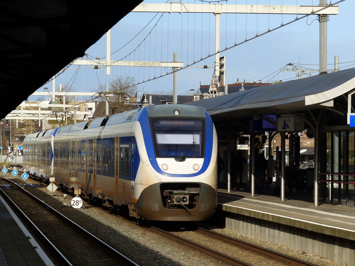 Zwei SLT-4 Triebz�ge Gleis 4 Hilversum 29-11-2019.

Twee SLT-4 treinstellen spoor 4 Hilversum 29-11-2019.
