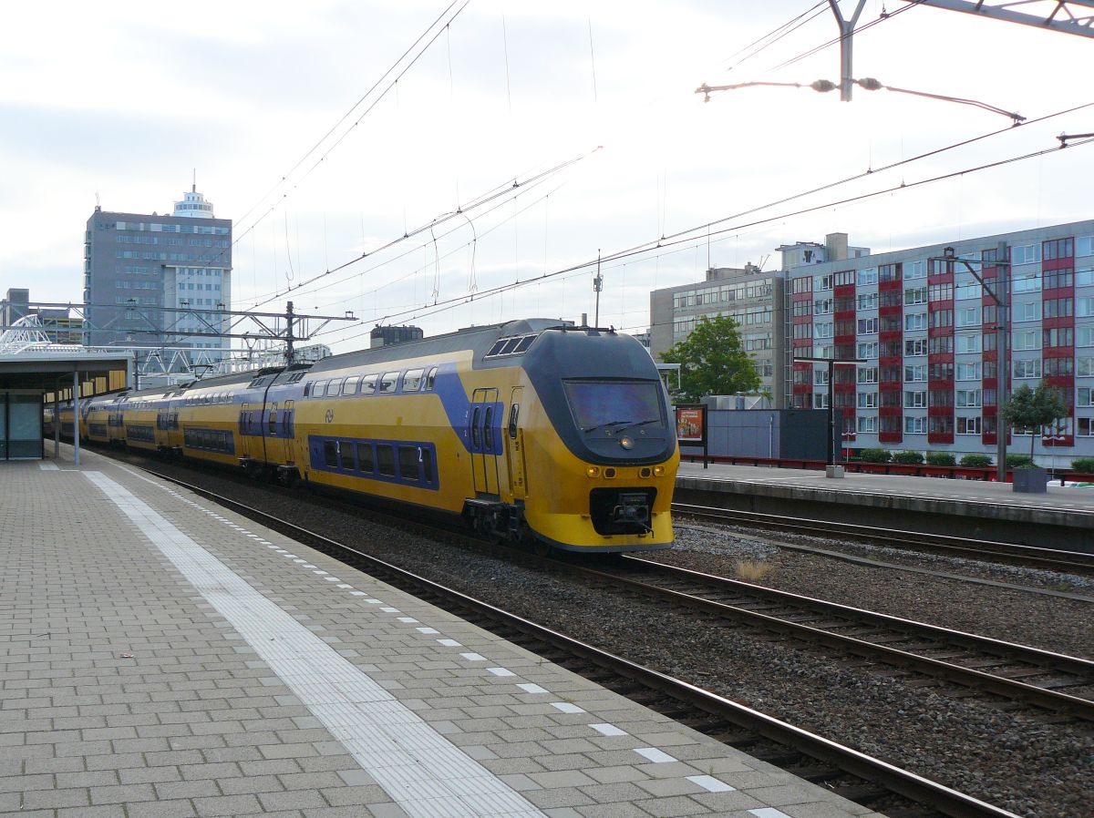 Zwei TW Bauart IRM-IV bilden IC 8825 nach Utrecht CS. Gleis 3 Leiden Centraal Station 11-06-2014.

Twee maal IRM-IV als trein 8825 naar Utrecht CS. Spoor 3 Leiden Centraal Station 11-06-2014.