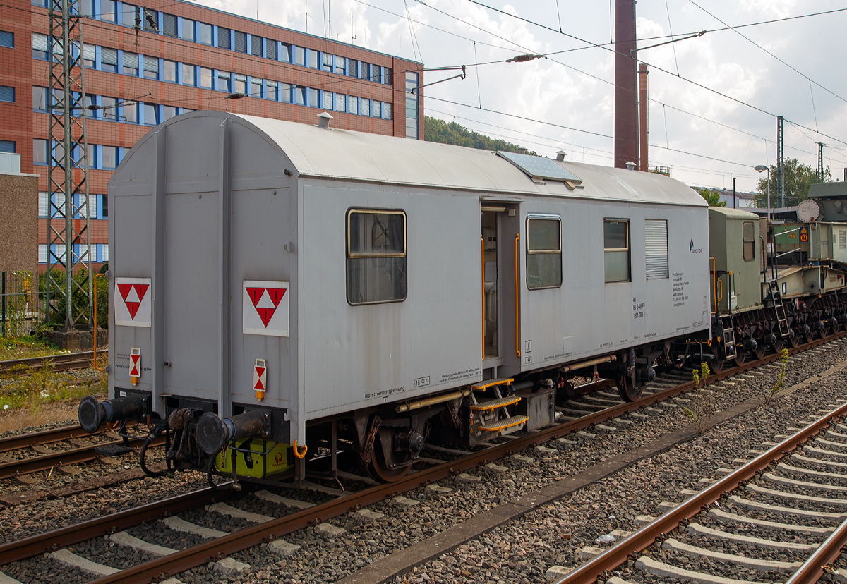 
Zweiachsiger Begleitwagen (Wohn- und Werkstattwagen) 40 80 1501 003-1 D-AMPR der Amprion GmbH (ex RWE Energie AG) zum Tragschnabelwagen abgestellt im Zugverband am 25.08.2019 beim Bf. Siegen-Geisweid.

TECHNISCHE DATEN (gemäß Anschriften):
Spurweite: 1.435 mm (Normalspur)
Anzahl der Achsen: 2
Länge über Puffer: 12.500 mm
Achsabstand : 6.800 mm
Eigengewicht: 16.600 kg
Höchstgeschwindigkeit: 100 km/h 
Bremse: KE-GP
