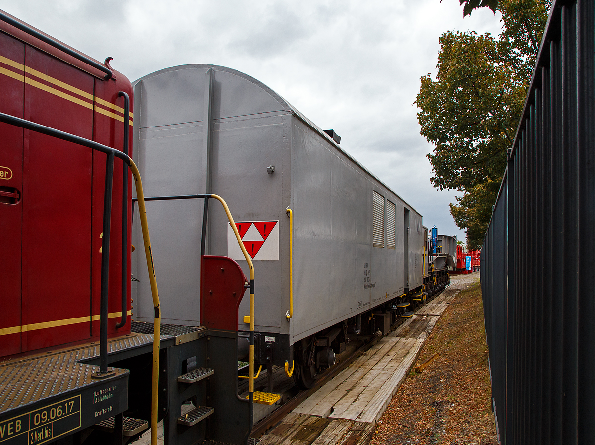 Zweiachsiger Begleitwagen (Wohn- Werkstattwagen 440) 40 80 1501 002-3 D-AMPR der Amprion GmbH (ex RWE Energie AG) zum Tragschnabelwagen abgestellt im Zugverband am 03.10.2021 in Kreuztal auf dem Betriebsgelände der KAF (fotografiert vom Gehweg durch den Zaun). 

Diese Wagen mit 2 Betten, Dusche und Webasto- Zentralheizung einem Tank für 800 l Heizöl,  22 dieser Fahrzeuge sind aus Gedeckte Güterwagen der Gattung Gos 245 entstanden. Die Fahrzeuge besitzen einen Tank für Abwasser und WC. Zur Ausrüstung gehört eine Kochnische. In der Werkstatt befinden sich eine Werkbank mit Schraubstock und ein Regal.

TECHNISCHE DATEN (gemäß Anschriften):
Spurweite: 1.435 mm (Normalspur)
Anzahl der Achsen: 2
Länge über Puffer: 12.500 mm
Achsabstand : 6.800 mm
Eigengewicht: 16.000 kg
Höchstgeschwindigkeit: 100 km/h 
Bremse: KE-GP (LL)
Bremssohle: IP 116