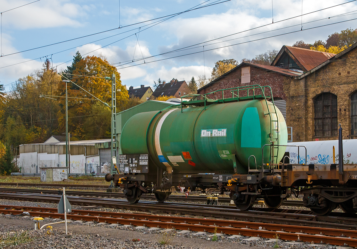 Zweiachsiger Kesselwagen 23 80 7356 067-0 D-ORME der Gattung Zs (Ladegut laut Gafahrguttafel (33/1219) und Anschrift: Isopropylalkohol) , der Vermietungsfirma On Rail GmbH (Mettmann) am 06.11.2021 bei einer Zugdurchfahrt in Betzdorf (Sieg).

Das Ladegut Isopropylalkohol, auch 2-Propanol oder Isopropanol, ist eine farblose, leicht flüchtige und brennbare Flüssigkeit. Der leicht süßliche, bei stärkerem Einatmen stechende Geruch, erinnert an medizinische Bereiche, da Isopropanol Bestandteil diverser Desinfektionsmittel ist. Es wird in vielen weiteren Bereichen verwendet, wie z.B. als Lösungsmittel, zur Reinigung von Glas-, Kunststoff- und Metallflächen oder Zusatz in Frostschutzmitteln. Im Haushalt kann der mit destilliertem Wasser verdünnte Isopropylalkohol auch zur Entfernung von Etiketten-Kleberückständen benutzt werden.

TECHNISCHE DATEN (gem. Anschriften) :
Spurweite: 1.435 mm
Achsanzahl: 2
Länge über Puffer: 9.800 mm
Achsabstand: 6.500 mm
Eigengewicht: 12.460 kg
Tankinhalt: 35.600 l 
Max. Ladegewicht: 27,5 t (ab Streckenklasse C)
Zul. Radsatzlast: 21,5 t
Höchstgeschwindigkeit: 100 km/h
Bremse: KE-GP (LL)
Bremssohle: IB 116
Verwendungsfähigkeit: RIV

Tankcode:  L1,5BN
L = Tank für Stoffe in flüssigem Zustand 
1,5  = Berechnungsdruck (1,5 bar)
B = Tank mit Bodenöffnungen mit 3 Verschlüssen für das Befüllen oder Entleeren
N = Tank ohne Über- und Unterdruckbelüftungseinrichtung und nicht luftdicht verschlossen