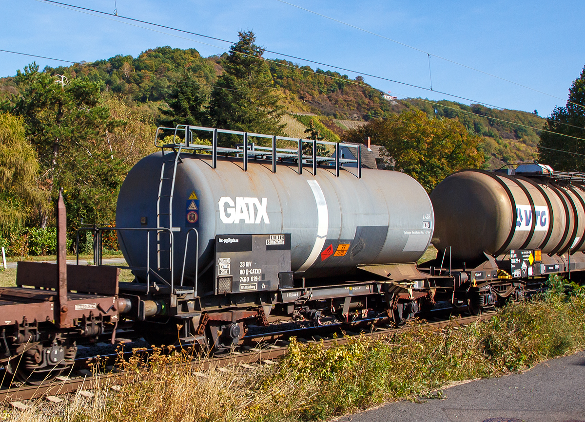 Zweiachsiger Kesselwagen 23 80 7460 619-1 D-GATXD der Gattung Zs (Ladegut laut Gafahrguttafel: Ethanol) am 29.09.2018 bei einer Zugdurchfahrt in Leutesdorf (Rhein).Herdorf.

TECHNISCHE DATEN (gem. Anschriften) :
Spurweite: 1.435 mm
Achsanzahl: 2
Lnge ber Puffer: 10.240 mm
Achsabstand: 6.000 mm
Eigengewicht: 13.150 kg
Tankinhalt: 35.200 l 
Max. Ladegewicht: 26,8 t (ab Streckenklasse C)
Zul. Radsatzlast: 20,0 t
Hchstgeschwindigkeit: 100 km/h
Verwendungsfhigkeit: RIV

Tankcode:  L4BH
L= Tank fr Stoffe in flssigem Zustand (flssige Stoffe oder feste Stoffe, die in geschmolzenem Zustand zur Befrderung aufgegeben werden)
4= zutreffender Mindestprfdruck in bar
B = Tank mit Bodenffnungen mit 3 Verschlssen fr das Befllen oder Entleeren 
H = luftdicht verschlossener Tank
Betriebsdruck: 3,0 bar