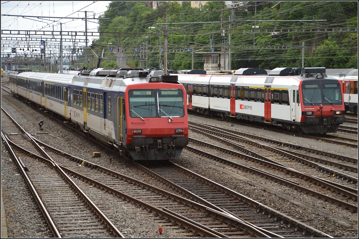 Zweisystem-NPZ 562 001-8 fr den Frankreichverkehr in Neuenburg, daneben ein parkender Domino. Juni 2016.