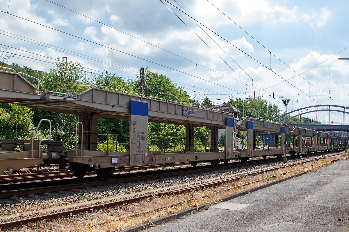 
Zweiteilige, 2 x 2 achsige, offene Doppelstock-Autotransportwagen-Einheit, 23 88 4356 527-2 B-BLG, der Gattung Laaers, der BLG AutoRail GmbH am 22.06.2019 bei einer Zugdurchfahrt in Kreuztal.

TECHNISCHE DATEN: 
Spurweite: 1.435 mm (Normalspur) 
Anzahl der Achsen: 4
Lnge ber Puffer: 31.000 mm
Eigengewicht: ca. 31 t
Hchstgeschwindigkeit: 100 km/h (beladen) / 120 km (leer)
Maximales Ladegewicht: 34 t (ab Streckenklasse B)
Bremse: 2x KE-GP
Intern. Verwendungsfhigkeit: TEN / RIV