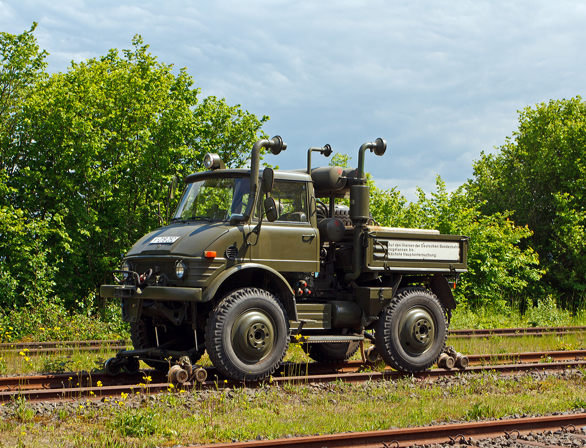 Zweiwege-Fahrzeug UNIMOG 406 ZW 82S der Bundeswehr am 18.05.2014 ausgestellt beim Erlebnisbahnhof Westerwald der Westerwlder Eisenbahnfreunde 44 508 e. V. in Westerburg, hier war Museumstag. Dank nochmals an das freundliche Museumspersonal.

Zweiwege-Fahrzeuge bilden bei geringem Verkehrsaufkommen eine kostengnstige Alternative zu Kleinlokomotiven. Der Bediener muss kein ausgebildeter Lokomotivfhrer sein und die Infrastruktur ist weniger aufwndig, da fr eine geschtzte Unterbringung des Fahrzeuges kein Lokschuppen erforderlich ist. Eine Ablsung von Lokomotiven der Bundeswehr sollte daher durch die Beschaffung von Zweiwege-Fahrzeugen erfolgen. Man verfolgte anfnglich den Gedanken, auf die in groer Anzahl vorhandenen UNIMOG-Fahrzeuge der Bundeswehr zurck zu greifen. Diese sollten im Bedarfsfall von der Truppe mit Hilfe von Rststzen zu Zweiwege-Fahrzeugen umgebaut werden. Jedoch erkannte man sehr schnell, dass dies kein Unterfangen fr die Fahrbereitschaften war.

Um den kurzfristigen Bedarf bei Standort - Verwaltungen zu decken, orderte die Wehrverwaltung kurzerhand zwei Fahrzeuge. Das Bundesamt fr Wehrtechnik und Beschaffung kaufte nach ausfhrlicher Erprobung 1980 insgesamt sechs Zweiwege-Fahrzeuge vom Typ U 406 ZW 82 von der Firma Zweiweg, Rosenheim. Die Fahrzeuge erhielten die Versorgungsnummer 2210-12-183-3328

Das vom  Museum ausgestellte Fahrzeug Y-218 252 stammt aus dem Gertehauptdepot Homburg / Saar, zuvor war es von 1981 bis 1996 im Gertehauptdepot Worms und hat ber 35 Jahre seine Aufgaben erfllt. Es ist betriebsfhig und wurde von den Westerburger Eisenbahnfreunden mit eigener Kraft auf der Strae zum Erlebnisbahnhof Westerburg berfhrt. Nach einer technischen berprfung erhielt es eine neue Lackierung im Originalfarbton  NATO - oliv . Es ist eine Leihgabe und Eigentum vom Militrhistorisches Museum Dresden.


Der UNIMOG wird angetrieben von einem 80 PS starkem 6-Zylinder-4-takt-Dieselmotor vom Typ Mercedes-Benz OM 352. Dessen Kraft wird ber eine Wandler-Schaltkupplung sowie ber ein Synchrongetriebe mit 8 Vorwrts- und 4 Rckwrtsgnge bertragen. Die Zusatzausstattung besteht aus einer Eisenbahn-Waggonbremsanlage mit zwei Zusatzkompressoren, 24V-Signal-, Licht- und Warnanlage, dem hochgezogenen Auspuff, sowie pneumatischer Kuppelstange mit Federbeinen.

Technische Daten:
Dienstgewicht: 6.300 kg
Hchstgeschwindigkeit: 70 km/h
Anfahrzugkraft: 3.000 kg/ 29,5 kN
Leistung: 80 PS bei 2.550 U/min
