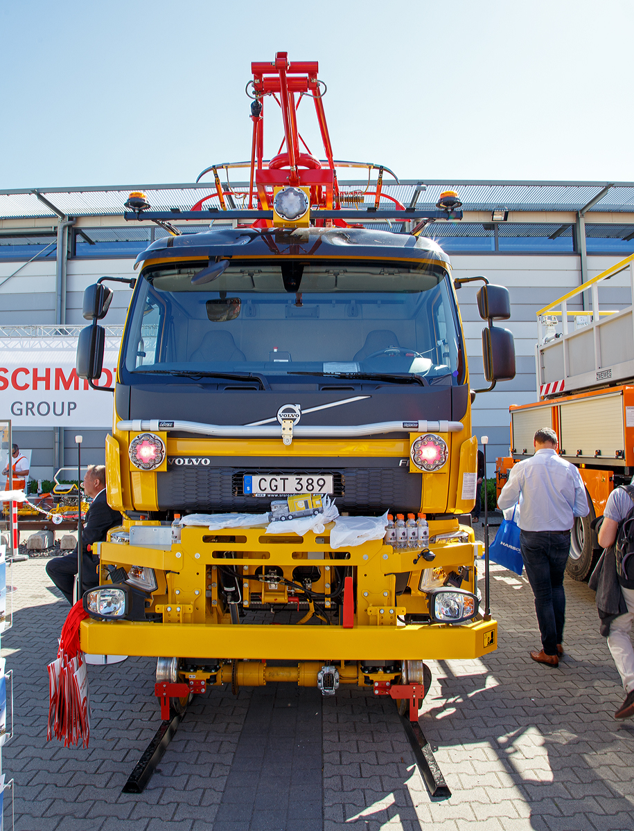 
Zweiwege-Oberleitungsmontagefahrzeug SRS LRB 18 TC (ZW-Volvo FE 4x2 Rigid mit Hubarbeitsbühne), Schweres Nebenfahrzeug Nr. 99 74 9936 518-4, (Kfz-Kennzeichen (S) CGT 389) für die SPL Powerlines Germany GmbH, vom schwedischen Hersteller SRS Zweiwegefahrzeug (SRS Sjölanders AB, Osby, Schweden), präsentiert auf der iaf 2017 in Münster (am 01.06.2017). 

Das Basisfahrzeug ist ein Volvo FE 280 4x2 Rigid mit einem Volvo 7,7-Liter Reihen-6-Zylinder-Dieselmotor vom Typ D8F280 – EURO 6 
Motordaten:
Max. Leistung bei 2.100 U/min: 280 PS (206 kW)
Max. Drehmoment bei 950 –1.700 U/min:  1.050 Nm 
Hub x Bohrung: 135 mm / Ø 110 mm
Verdichtungsverhältnis: 17.5:1
Wirtschaftlicher Drehzahlbereich: 1.000 –1.700 U/min

Das Fahrzeug hat vorne eine absenkbare Schienenfahrachse und hinten ein absenkbares Drehgestell (mit 2 Achsen), die insgesamt 6 Räder werden einzeln hydraulisch (durch Innenverzahnung und Hydromotoren) angetriebenen. 
Weitere Ausstattung: 
Hubarbeitsbühne KLL 12-2T1, max. Höhe 12 (Korbboden), Reichweite 11 m, max. Zuladung 350 kg.    
Fernsteuerung des Fahrzeuges aus der Hubarbeitsbühne    Mess-Pantograph mit Höhen- und Längenmesssystem.

TECHNISCHE DATEN (Schiene):
Spurweite: 1.435 mm (andere Spurweiten 891, 1.000 und 1.524 mm möglich)
Eigengewicht: 14,9 t 
Nutzlast: 3,1 t
Anhängelast: 8  t
Bremse: Direkte hydraulische Bremse
Zur Mitfahrt zugel. Personenzahl: 1 (und Fahrer)
Höchstgeschwindigkeit (Hg): 60 km/h / in Deutschland 25 km/h
Höchstgeschwindigkeit (Straße): 90 km/h / in Deutschland 80 km/h