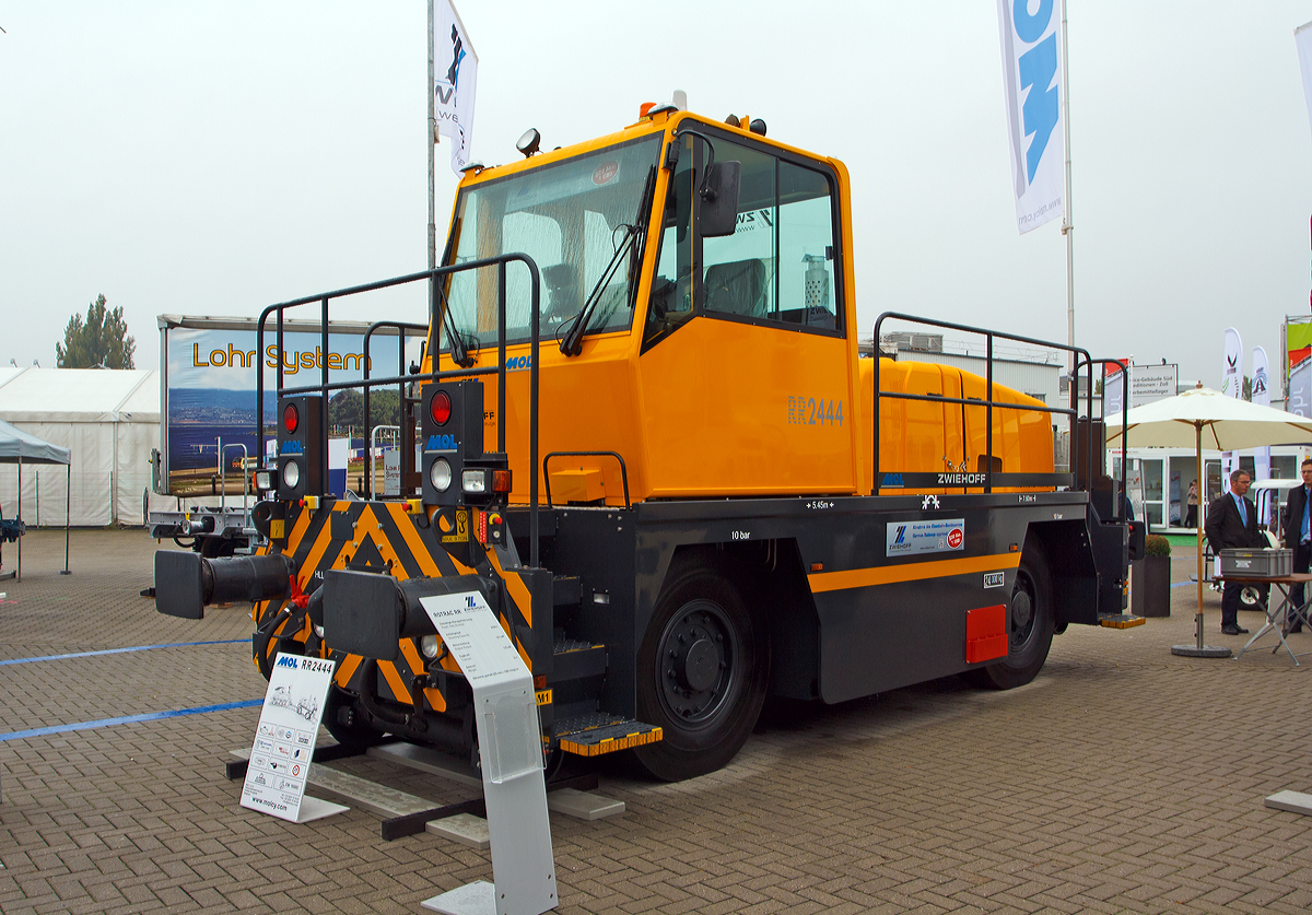 
Zweiwege-Rangierfahrzeug ROTRAC RR 2444 von Zwiehoff/ MOL prsentiert auf der InnoTrans 2014 in Berlin (26.09.2014). Zwiehoff aus Rosenheim (D) ist Spezialist auf dem Gebiet der Zweiwege-Technik, Mol CY NV aus Staden (B) ist ein Sonderfahrzeug- und Aufbautenhersteller. 

Durch die Gummibereifung (Traktion am Gleis) hat ein solches Fahrzeug einen mehr als 2 x hheren Reibungskoeffizient als bei einer Lok.

Technische Daten:
Spurweite: 1.435 mm (lieferbar 1.076 bis 1.676)
Gesamtgewicht: 24.000 kg
Motorleistung: 181 kW (245 PS)
Zugkraft: 135 kN (bei μ=0,7)
Max. Anhngelast: 2.400 t
Reifengre:  12.00R24 
Anzahl der Schienenachsen: 2
Luftvorrat der Waggonbremsanlage: 800 l
Kraftstofftankvolumen: 450 l
Lnge ber Puffer: 7.600 mm
Achsabstand: 5.450 mm
Breite ca.: 2.510 mm 
Hhe ca.: 3.370 mm 