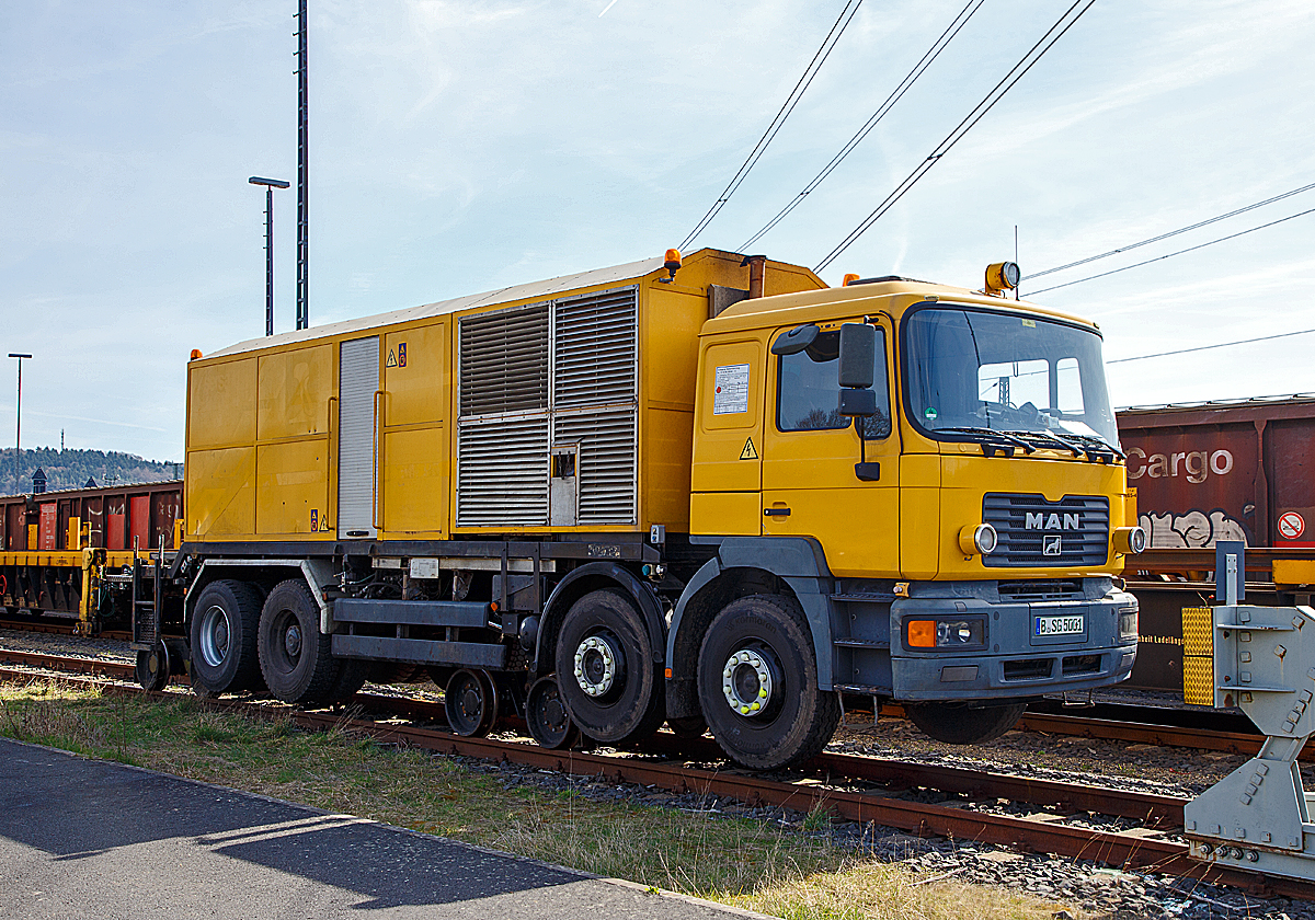 
Zweiwegefahrzeug MAN 35.414 mit Scheinenschweianlage (Schlatter Abbrennstumpfschweissanlage), Schweres Nebenfahrzeug Nr. 97 59 95 508 60-6, der SWT SERSA Welding Team GmbH (Berlin), abgestellt am 25.03.2017 beim ICE-Bahnhof Montabaur.

Das Fahrzeug besitzt zwei hydraulisch absenkbare Drehgestelle, deren Rder einzeln hydraulisch angetriebenen (ber Innenverzahnung und Hydromotor) werden. Diese Schienenfahreinrichtung ist von ZWEIWEG.

Auf dem Fahrzeug befindet sich eine Abrennstumpfschweianlage, das eigentliche Schweigert wird mittels einer Hebevorrichtung von dem Fahrzeug an die Schiene gehoben. Zur Herstellung lckenloser Gleise wird weltweit zunehmend das Schienenabbrennstumpfschweien eingesetzt. Die wesentlichen Vorteile dieses Verfahren sind:
Gleichbleibende und reproduzierbare hohe Qualitt der Schweiungen;
seitliche und vertikale Ausrichtqualitt, insbesondere fr Hochgeschwindigkeitsstrecken;
uerst einfache Bedienung;
und enorme Zeitersparnis gegenber herkmmlichen Schweiverfahren.
Die Abbrennstumpfschweissanlage System AMS60 ist von Schlatter Industries AG aus Schlieren (Schweiz).

Fahrzeugdaten Schiene (gem. Anschriftentafel):
Schweres Nebenfahrzeug Nr. 97 59 95 508 60-6
Art: Zweiwegefahrzeug MAN 35.414 mit Scheinenschweianlage
Spurweite: 1.435 mm
Eigengewicht: 33,3 t
Bremse: Hydr. Bremse
Hchstgeschwindigkeit : 50 km/h
Max. Anhngelast: 
Zur Mitfahrt zugel. Personen: 2
Achsanzahl: 4
Schienenfahrantrieb: Hydraulisch
