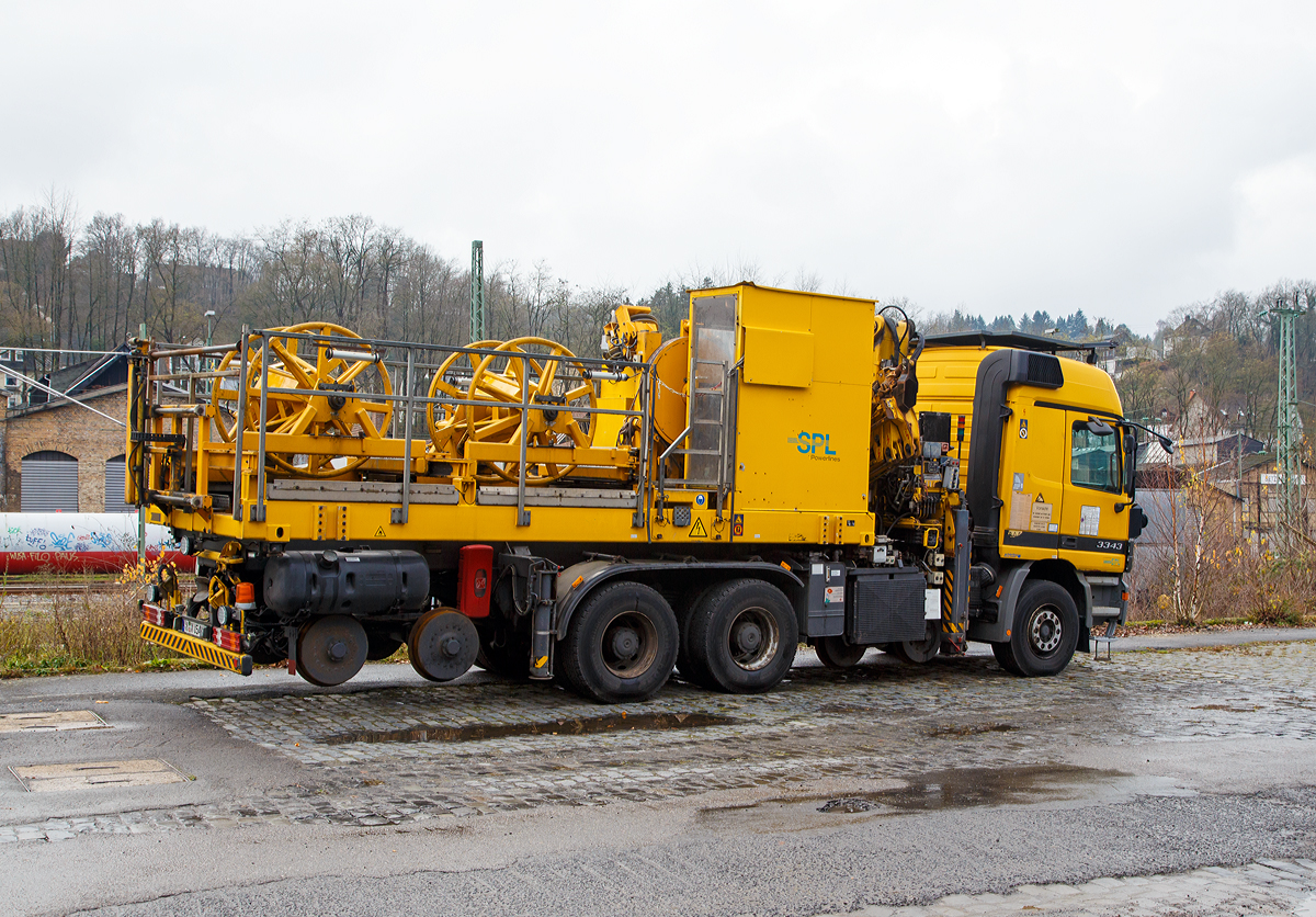 Zweiwegefahrzeug-Mercedes-Benz Actros 3343 K 6x4 mit Trommeleinheit und HIAB 330-4 Kran, Schweres Nebenfahrzeug Nr. 97 59 98 599 60-2 (Kfz-Kennzeichen H-X 6546), ein Zweiwege-Oberleitungsmontagefahrzeug der SPL Powerlines Germany GmbH (ex Siemens Fahrleitungssysteme Deutschland) abgestellt am 01.12.2017 in Betzdorf/Sieg.

Das Basisfahrzeug ein Mercedes-Benz Actros 3343 K 6x4 (Daimler Chrysler) wurde 2002 von Schrling-Brock GmbH unter der Fabriknummer 02-11 0103 zum Zweiwegefahrzeug umgebaut.

Das Fahrzeug hat zwei absenkbare Drehgestelle, hierbei ist im vorderen Drehgestell die erste Achse angetrieben, die zweite ist eine Laufachse. Im hinteren Drehgestell sind beide Achsen angetrieben. Die Rder haben einen Raddurchmesser 570 mm, der Antrieb erfolgt hydraulisch (durch Innenverzahnung und Hydromotoren).

Das Fahrzeug hat einen Wechselaufbau mit Kabelverlegeeinheit (Trommeleinheit) vom Typ BM 1100 / 2.8 der Fa. Zeck. Hinter dem Fahrerhaus (und vor dem Wechselaufbau) befindet sich der HIAB 330-4 Ladekran, er hat eine max. Traglast von 12 t, bei der max. Ausladung von 11.675 mm liegt die Traglast bei 2,5 t. Die Kabelverlegeeinheit dient zum aufnehmen bzw. abwickeln von Fahr- und Spanndrhten

TECHNISCHE DATEN (Schiene):
Spurweite: 1.435 mm 
Eigengewicht: 26,3 t
Nutzlast: 6 t
Anhngelast: 30  t
Bremse: Hydraulische Bremse und Federspeicherbremse
Zur Mitfahrt zugel. Personenzahl: 1 (und Fahrer)
Hchstgeschwindigkeit (Hg): 25 km/h 
In Weichen und Kreuzungen 20 km/h. Rckwrtsfahrt nur mit Rangiergeschwindigkeit und besetzter Spitze. Bei Arbeitsfahrt gekuppelt mit ZW Hubarbeitsbhne 4 km/h.
Hchstgeschwindigkeit (Strae): 80 km/h
