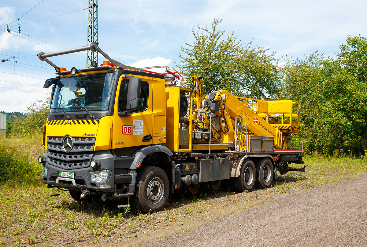 
Zweiwegeturmwagen bzw. ZW Daimler AROCS 3345 mit Hubarbeitsbühne (ZW OMF 3T-L), hydraulischem selbstaufnehmenden Trommelbock und Hubarbeitsbühne, Schweres-Nebenfahrzeug-Nr. 99 80 9906 977-0 (KFZ-Kennzeichen F-BG 2354), beide der DB Bahnbaugruppe abgestellt am 30.07.2017 in Unkel (Rhein).

Das Fahrzeug besitzt zwei hydraulisch absenkbare Drehgestelle, bei dem alle Räder einzeln hydraulisch angetriebenen (über Innenverzahnung und Hydromotor) werden. Zweiwegeeinrichtung, wie auch der Aufbau wurden 2017 von der SRT Schörling Rail Tech GmbH (zur ZAGRO Group) in Sehnde gebaut. 

Das Fahrzeug hat einen Trommelbock, sowie einen (Prüf)-Stromabnehmer zum Prüfen der Fahrleitungslage.

Das Basisfahrzeug (LKW) ist ein dreiachsiger Mercedes-Benz Arocs 3345 mit 33 t zulässigem Gesamtgewicht. Angetrieben von einem 12,8 l wassergekühlten Mercedes-Benz Reihensechszylinder- Dieselmotor mit Common-Rail- Direkteinspritzung und Turbolader vom OM471, mit einer Leistung von 330 kW (449 PS) PS) – Maximales Drehmoment 2.200 Nm, EURO 6.

TECHNISCHE DATEN (Schiene):
Spurweite: 1.435 mm 
Achsfolge: Bo´Bo´
Eigengewicht: 25,5 t
Nutzlast: 2,5 t
Anhängelast: 60 t
Bremse: hydrostatisch und Eisenbahnwagenbremse 
Zur Mitfahrt zugel. Personenzahl: 1 (und Fahrer)
Höchstgeschwindigkeit (Hg): 25 km/h 
Höchstgeschwindigkeit (Straße): 80 km/h
