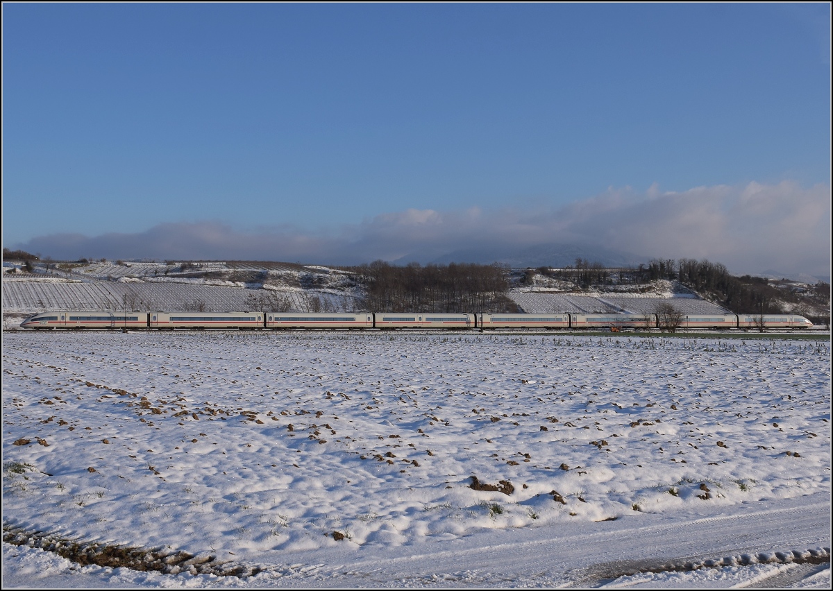 Zwischen Belchensystem und Blauendreieck. 

403 014 Duisburg Richtung Basel bei Buggingen. Februar 2021.