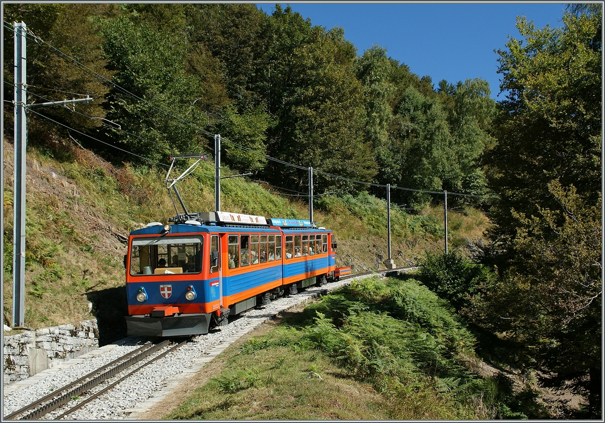 Zwischen Bella Vista und der Gipfelstaion Generoso Vetta ist der MG Beh 4/8 N° 11 unterwegs.
12. Sept. 2013